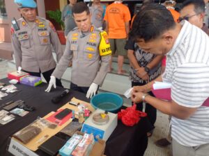Kombes Pol Ary Fadli menyaksikan pemusnahan tembakau gorila yang berhasil diungkap Satresnarkoba. Foto : jos/seantero.id