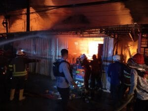 Jelang Tengah Malam, Api Mengamuk di Pasar Harapan Baru