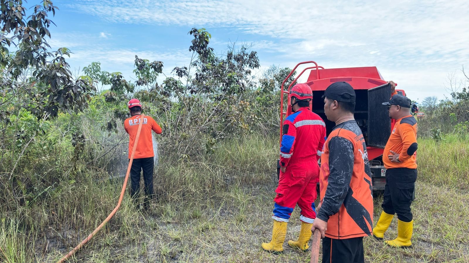 BPBD dan Damkar Kabupaten PPU Kolaborasi Penanganan Karhutla di Penajam, Hampir Satu Hektare yang Terbakar