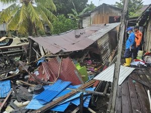 RAWAN EROSI. Petugas BPBD PPU melakukan pengecekan rumah warga di Kelurahan Maridan, yang ambruk akibat erosi, Sabtu (22/3/2025).