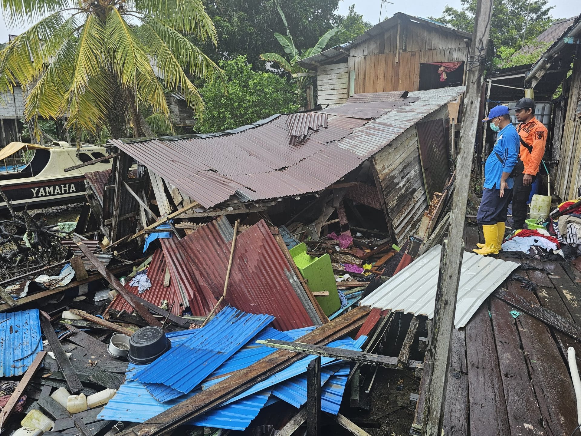 RAWAN EROSI. Petugas BPBD PPU melakukan pengecekan rumah warga di Kelurahan Maridan, yang ambruk akibat erosi, Sabtu (22/3/2025).