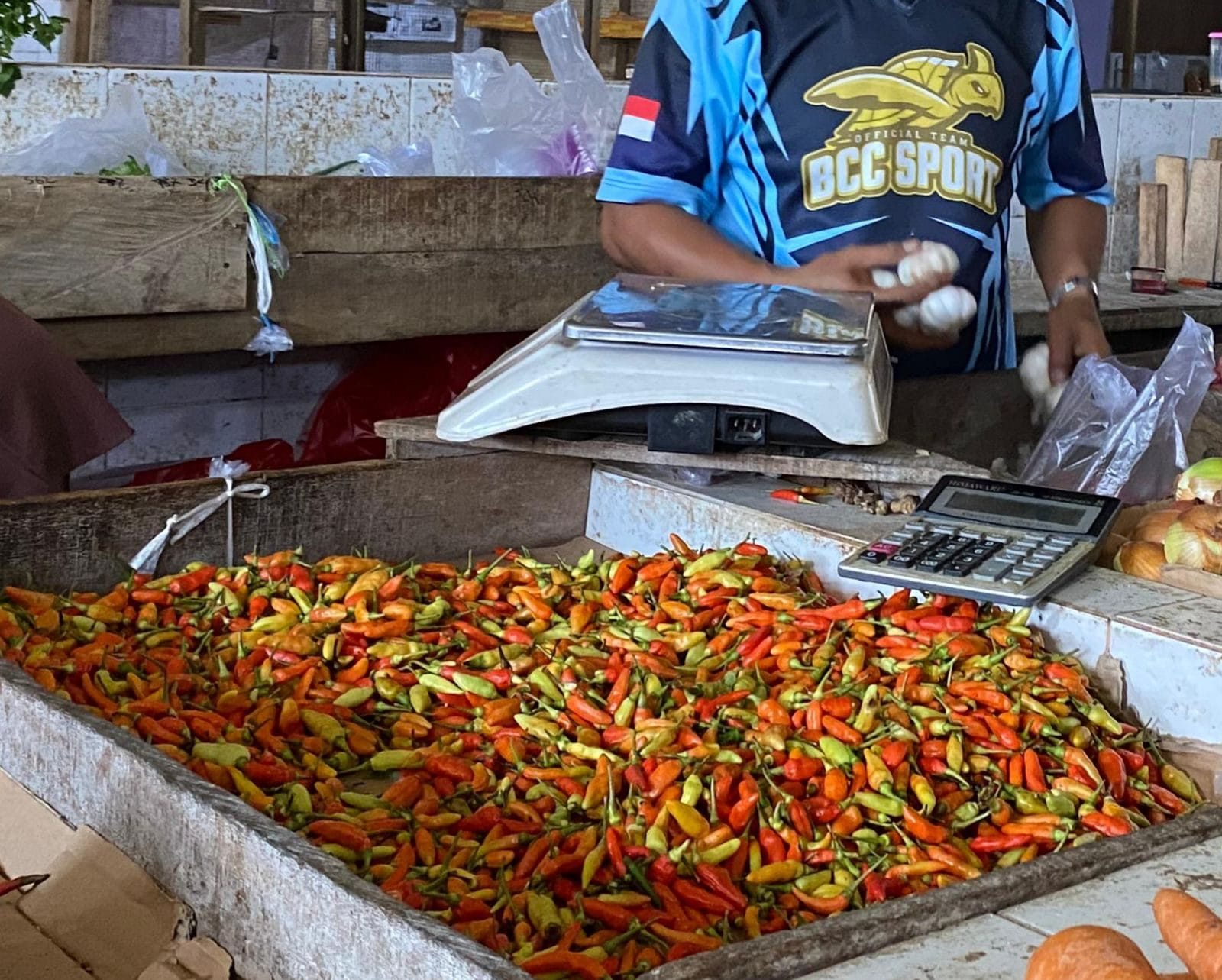 PERTAHANKAN HARGA. Cuaca buruk diduga menjadi pemicu kenaikan harga cabai jelang Idulfitri di wilayah Kabupaten PPU.