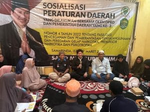 WASPADA NARKOTIKA. Anggota DPRD Kaltim, Sayid Muziburrachman saat memberikan penjelasan kepada warga dalam kegiatan sosialisasi Perda Nomor 4 Tahun 2022 tentang Narkotika di Jalan Bung Tomo, Samarinda Seberang, Sabtu (8/3/2025).