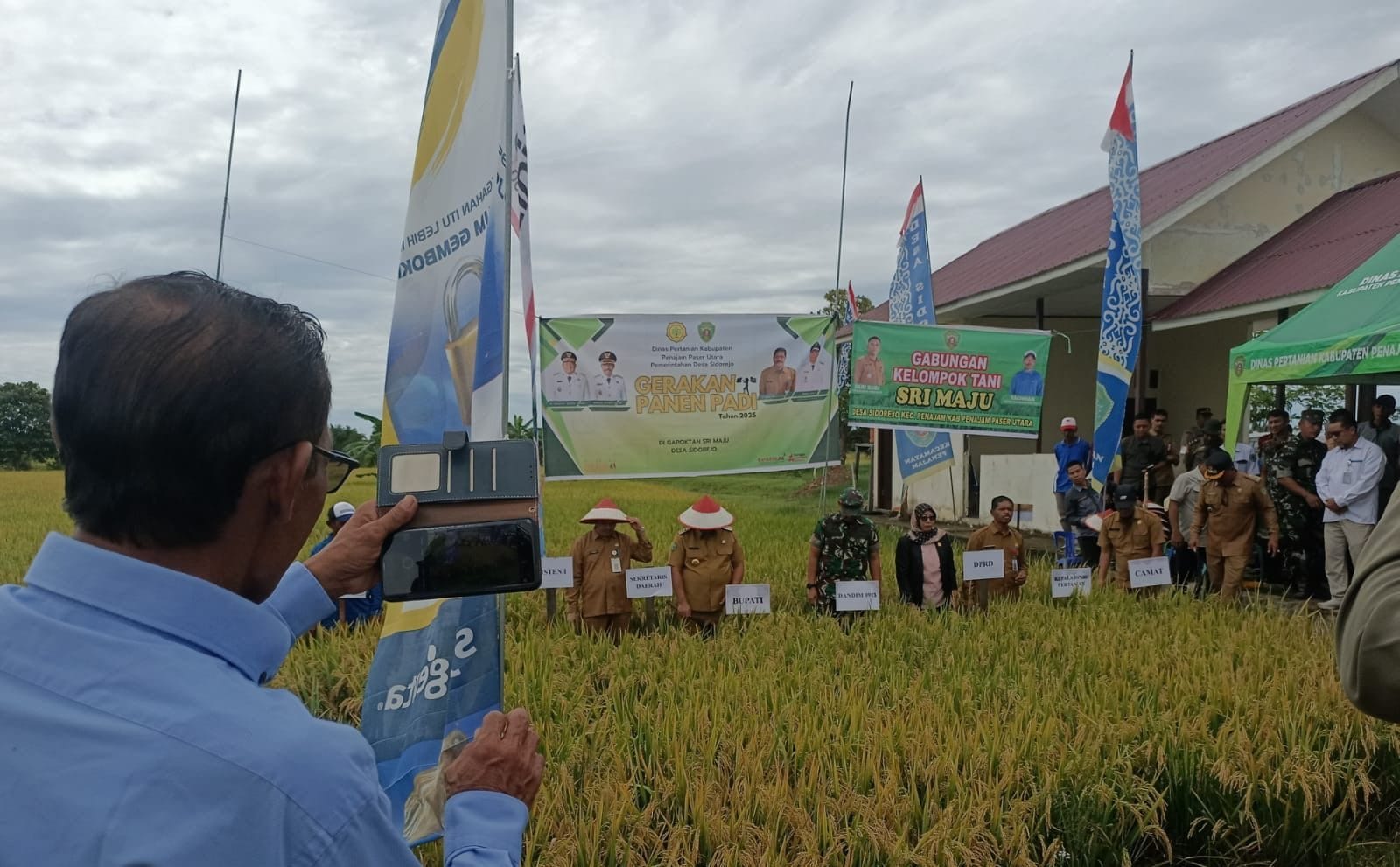 DUKUNGAN NYATA. Gerakan Panen Bersama yang digelar di Desa Sidorejo, Kecamatan Penajam, Senin (24/3/2025).