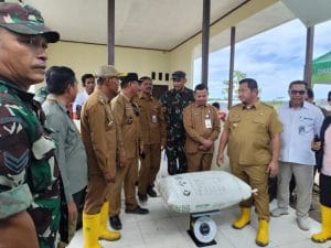 MUTU GABAH. Bupati PPU, Mudyat Noor beserta sejumlah pejabat melakukan pengecekan timbangan gabah hasil panen padi.