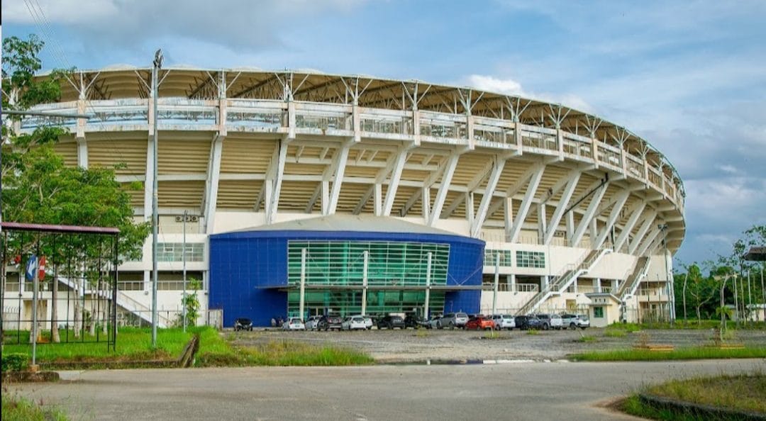 JAGA FASILITAS. Perawatan Stadion Aji Imbut di Tenggarong, yang akan dilakukan secara bertahap.