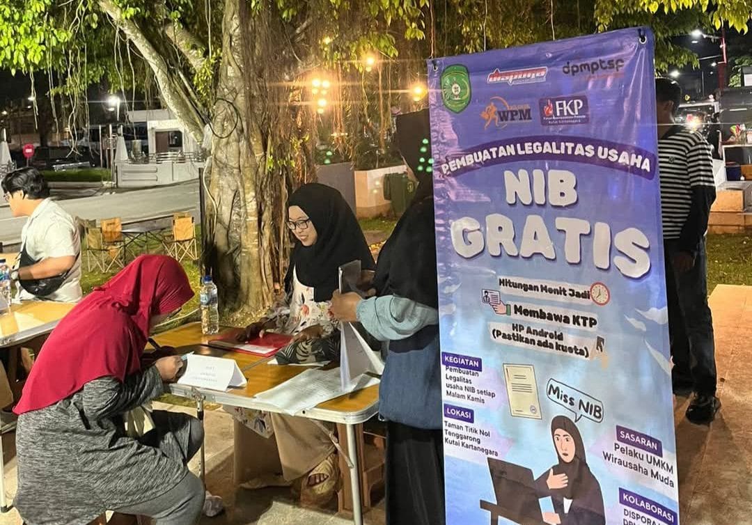 WADAH PEMBINAAN. Kegiatan pembuatan NIB Gratis di taman kota Tenggarong, yang digelar Klinik WPM.