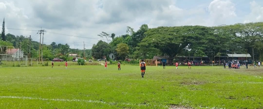 PEMERATAAN. Lapangan sepak bola di Kecamatan Sangasanga, yang turut digunakan sebagai sarana memperkuat pembinaan atlet muda sejak usia dini.