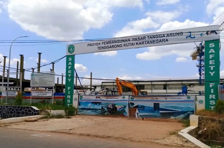 MENJAGA AKUNTABILITAS. Pendistribusian lapak Pasar Tangga Arung di Tenggarong, mengacu pada data pedagang yang sah.