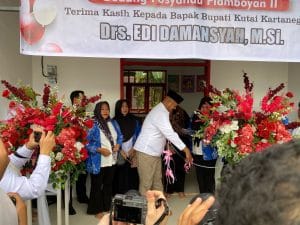 Bupati Kutai Kartanegara (Kukar) Edi Damansyah meresmikan gedung baru Posyandu di Desa Loa Ulung, Kecamatan Tenggarong Sebrang pada Jumat (11/4/2025). Foto Mia/Seantero.id
