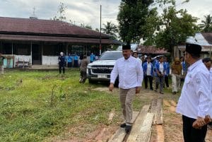 Bupati Kukar, Edi Damansyah saat Melewati Akses Jalan Menuju Posyandu Loa Ulung. Foto Mia/Seantero.id