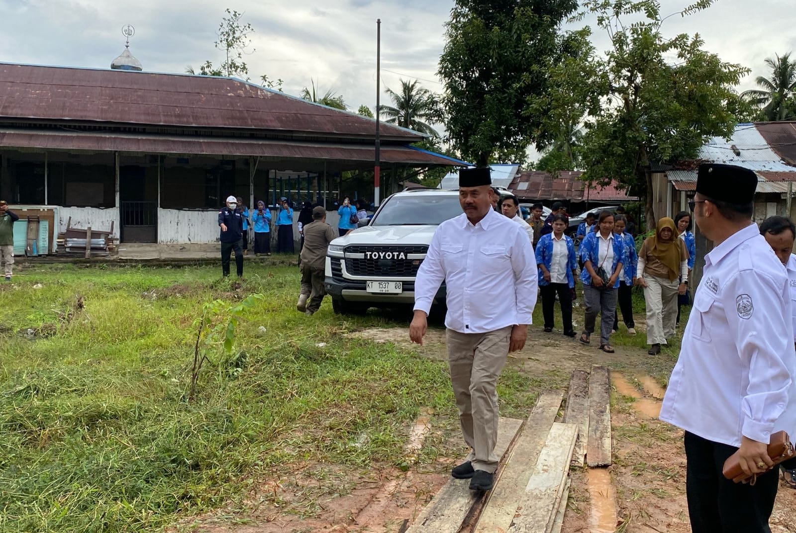 Bupati Kukar, Edi Damansyah saat Melewati Akses Jalan Menuju Posyandu Loa Ulung. Foto Mia/Seantero.id