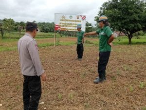 DUKUNG KETAHANAN PANGAN. Personel Polres PPU meninjau lahan tanam jagung, yang akan digarap bersama sejumlah perusahaan perkebunan.