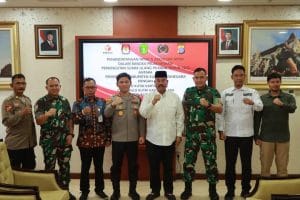 TONGGAK SEJARAH. Bupati Kukar, Edi Damansyah bersama forkopimda dan KPU Kukar usai penandatanganan NPHD, Rabu (19/3/2025).