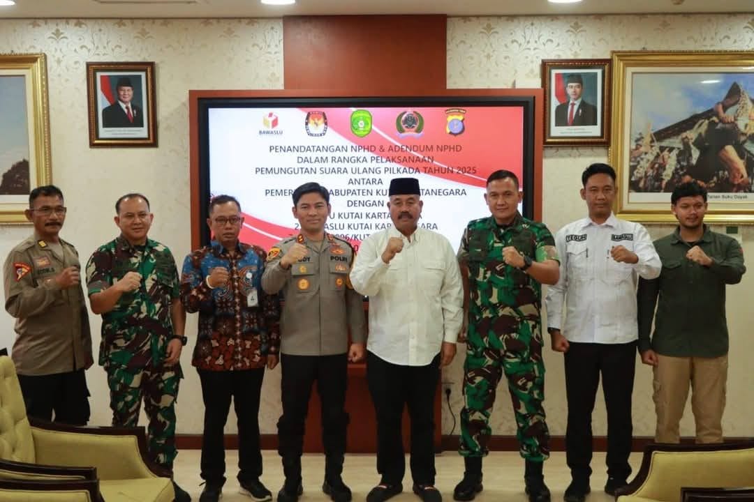 TONGGAK SEJARAH. Bupati Kukar, Edi Damansyah bersama forkopimda dan KPU Kukar usai penandatanganan NPHD, Rabu (19/3/2025).