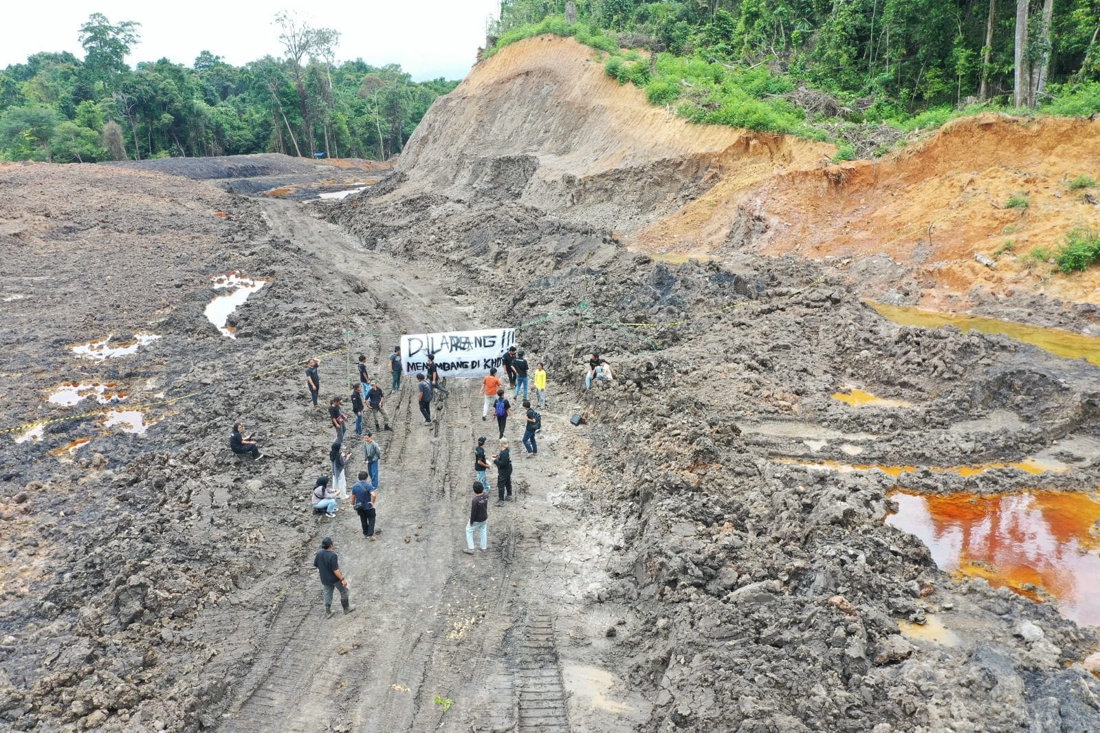 MENGHILANG. Sejumlah mahasiswa Fahutan Unmul memblokir area penambangan ilegal di KHDTK atau Kebun Raya Samarinda. Sayangnya mereka tak menemukan petani koridoran yang sudah lebih dulu kabur.