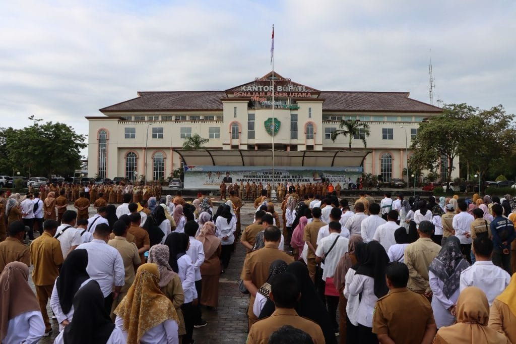 TINGKATKAN DISIPLIN. Ratusan ASN mengikuti apel dan pengarahan perdana udai libur lebaran di halaman Kantor Bupati, Selasa (8/4/2025).