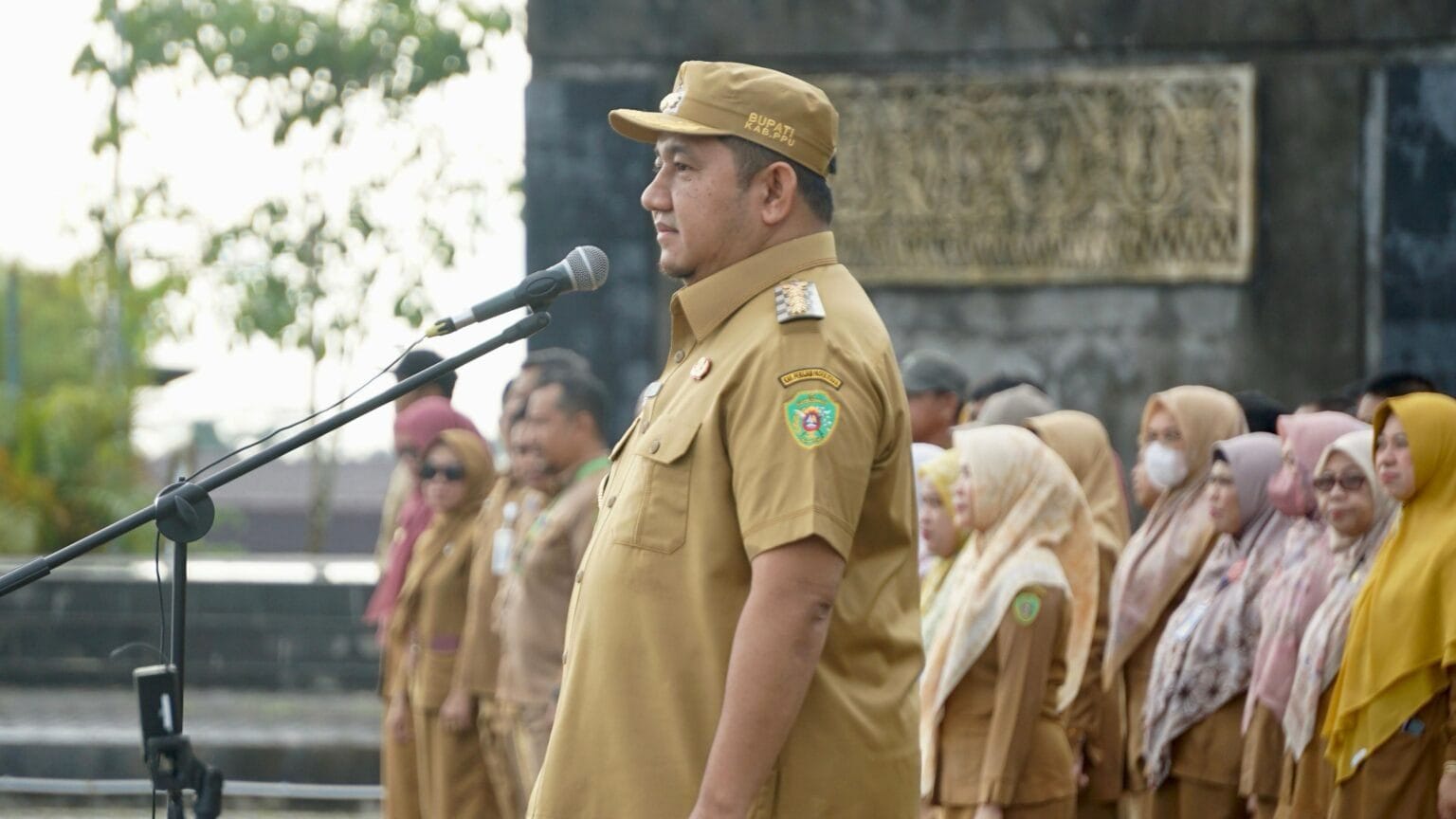 Bupati PPU, Mudyat Noor memimpin langsung apel gabungan usai libur lebaran, Selasa (8/4/2025).