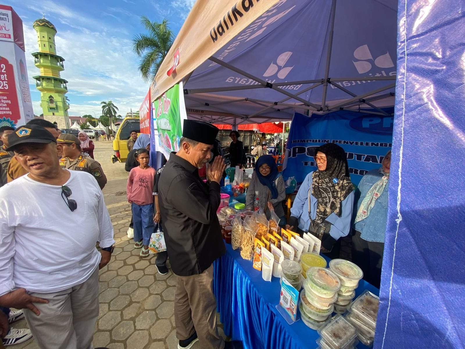 WUJUD KEPEDULIAN. Sekkab Kukar, Sunggono melihat salah satu stand UMKM yang turut andil dalam kegiatan GPM di Halaman Parkir Masjid Agung SAMS Tenggarong.