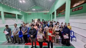 DISKUSI PENGUATAN DEMOKRASI. Anggota DPRD Kaltim Yonavia menyampaikan materi pada forum edukatif bertajuk "Penguatan Demokrasi Daerah ke-3" di Kelurahan Simpang Raya, Kecamatan Barong Tongkok, Kutai Barat, Sabtu (22/3/2025).