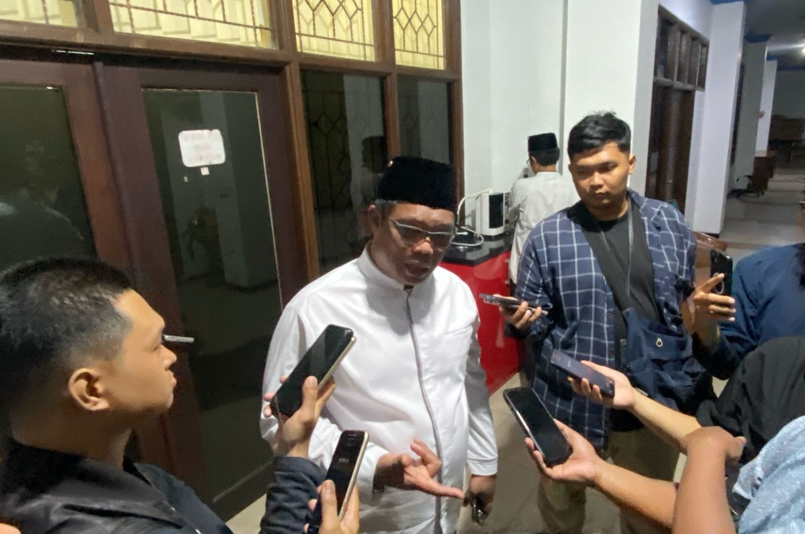 Kepala Disdikbud Kukar, Thauhid Afrilian Noor memberikan keterangan pers kepada awak media.