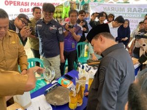 SESUAI TAKARAN. Sekda Kukar, Sunggono Hadir mengamati kemasan Minyakita yang dijual di salah satu lapak GPM.
