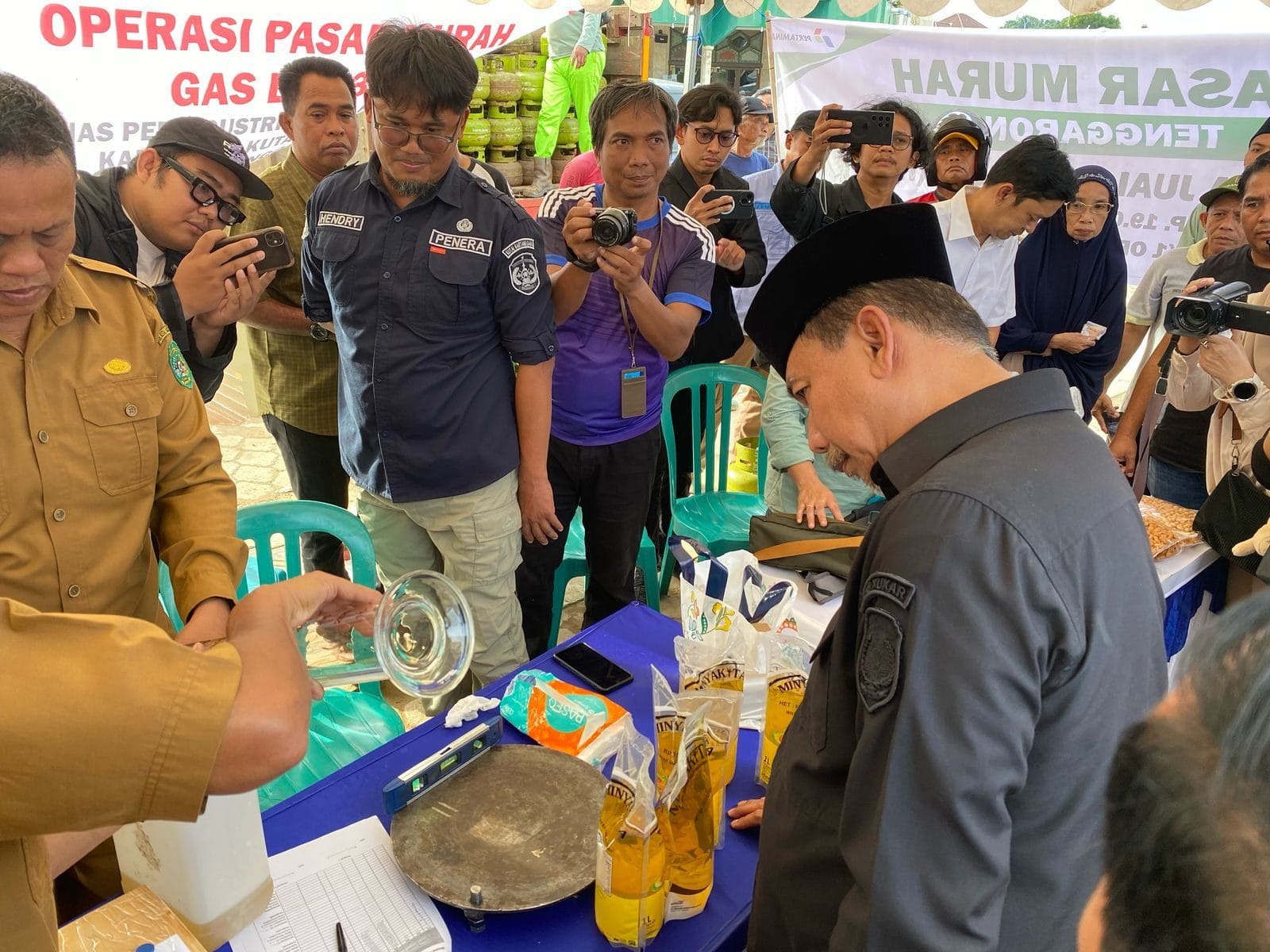 SESUAI TAKARAN. Sekda Kukar, Sunggono Hadir mengamati kemasan Minyakita yang dijual di salah satu lapak GPM.