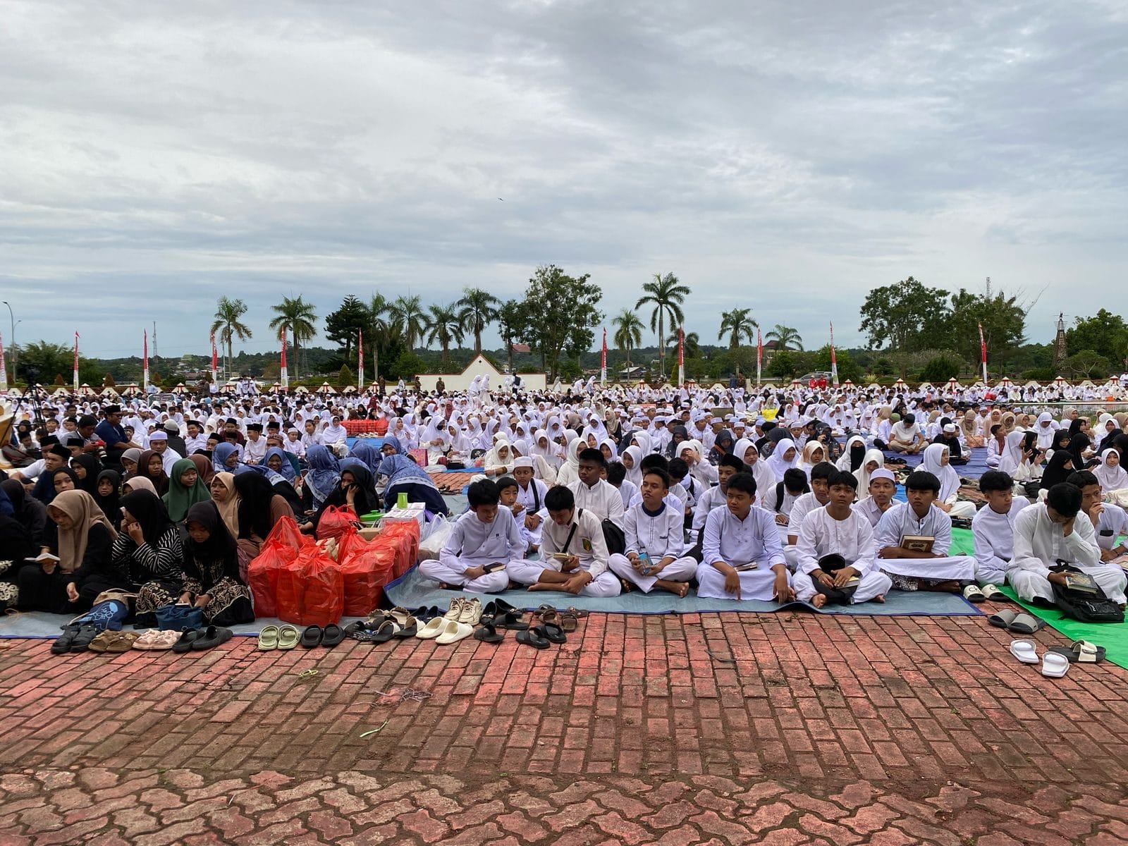 KUNCI KEBERHASILAN. Gerakan Etam Mengaji (GEMA) di Lapangan Upacara Kantor Bupati Kukar, Senin (17/3/2025).