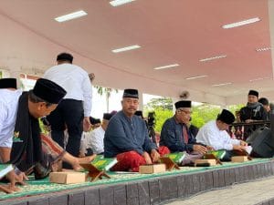MEMBENTUK KARAKTER. Bupati Kukar, Edi Damansyah ikut ambil bagian dalam Gerakan Etam Mengaji (GEMA) di Lapangan Upacara Kantor Bupati Kukar, Senin (17/3/2025).