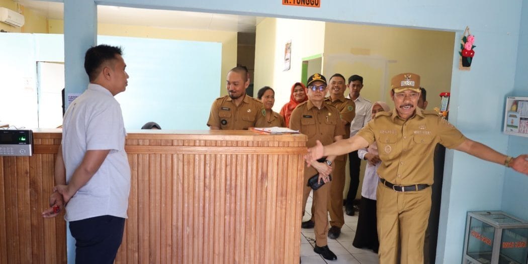 TEKANKAN DISIPLIN. Wabup PPU, Abdul Waris Muin melakukan sidak ke salah satu OPD guna memastikan kedisiplinan pegawai, Senin (14/4/2025).