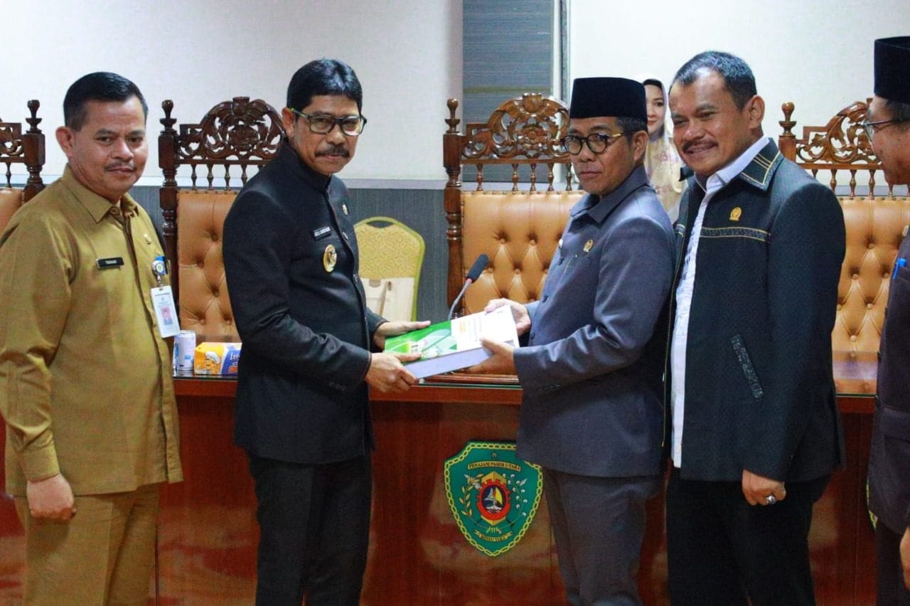 PEDOMAN UTAMA. Penyerahan dokumen RPJMD 2025–2029 usai dipaparkan dalam Rapat Paripurna DPRD, Selasa (15/4/2025).