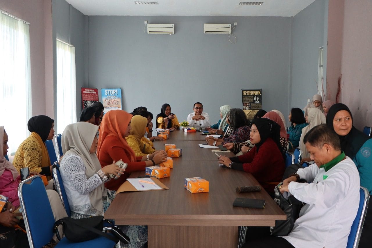 BERKOLABORASI. DP3AP2KB PPU menggelar rapat koordinasi dengan Perempuan Aman untuk bekerja sama dalam melawan kekerasan gender, Rabu (16/4/2025).