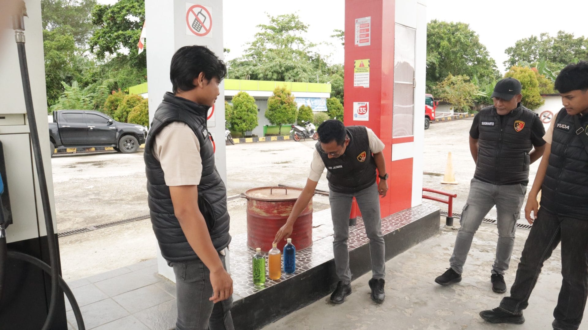 GERAK CEPAT. Diskukmperindag PPU dan Polres PPU melakukan pengecekan kualitas BBM di salah satu SPBU untuk memastikan tidak tercampur dengan air, Kamis (17/4/2025).