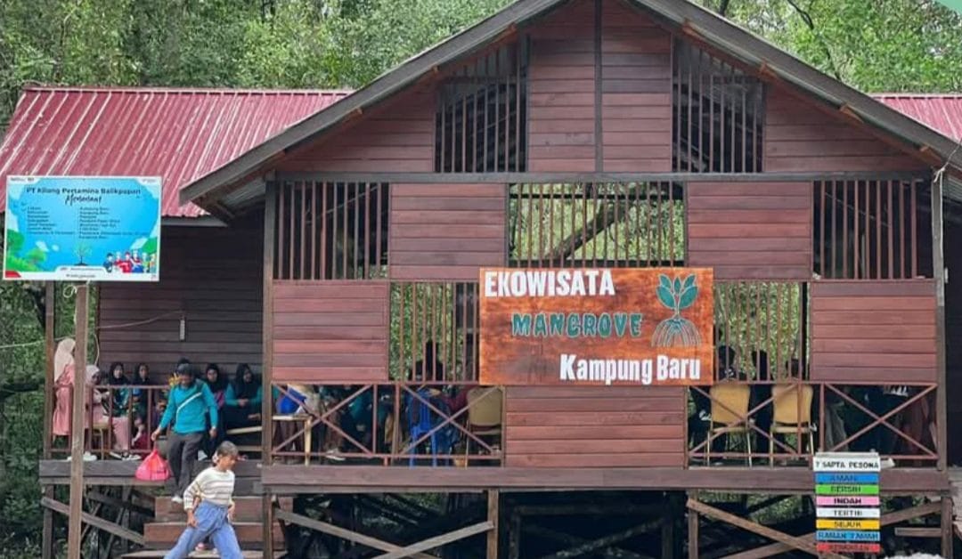 DUKUNGAN PENGELOLAAN. Ekowisata Mangrove di Kelurahan Kampung Baru, yang menjadi target penerapan tarif retribusi bagi pengunjung.
