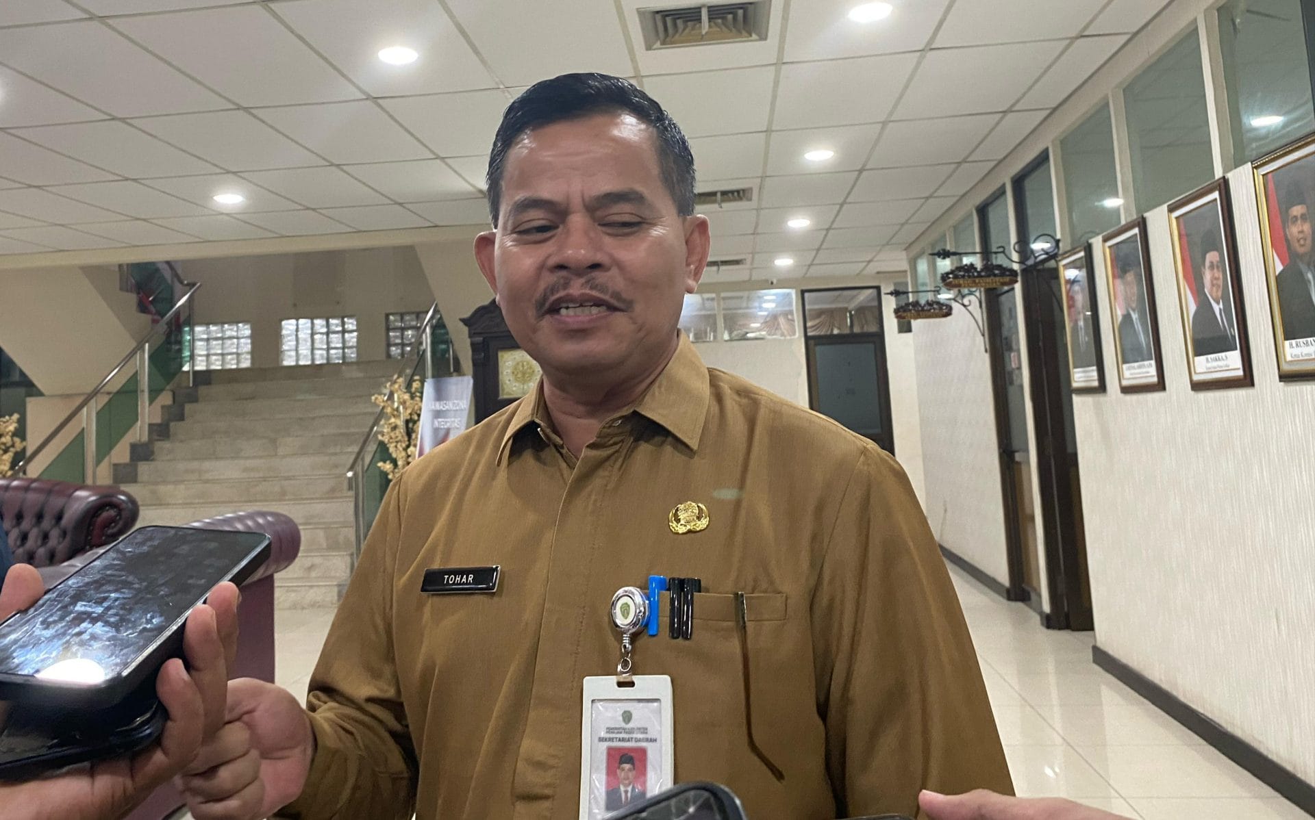 SIKAP TEGAS. Sekda PPU, Tohar memberikan peryataan kepada awak media terkait dengan temuan 210 pegawai tidak disipilin dalam sidak Wabup PPU, Abdul Waris.