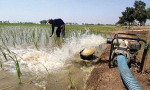 PASOKAN AIR. Langkah membangun sumur sebagai sumber air untuk lahan pertanian, dipilih sebagai solusi sementara menunggu pembangunan Bendung Gerak Sungai Telake.