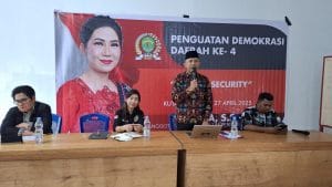 DEMOKRATIS. Yonavia berdialog dengan warga saat membahas isu keamanan manusia dalam kegiatan Penguatan Demokrasi Daerah di Kutai Barat.