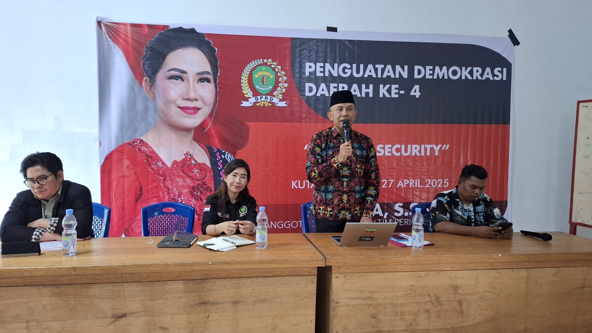 DEMOKRATIS. Yonavia berdialog dengan warga saat membahas isu keamanan manusia dalam kegiatan Penguatan Demokrasi Daerah di Kutai Barat.