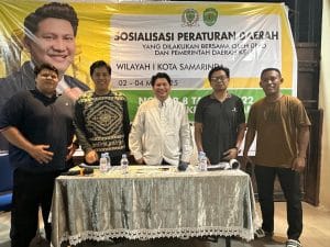 BERFOTO BERSAMA. Anggota DPRD Kaltim Sayid Muziburrachman bersama narasumber dan peserta usai kegiatan sosialisasi Perda Nomor 8 Tahun 2022 tentang Kepemudaan di Kecamatan Sungai Kunjang, Minggu (4/5/2025) malam.