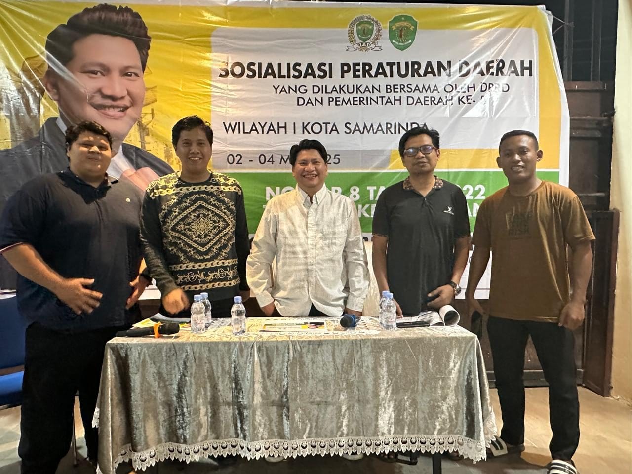 BERFOTO BERSAMA. Anggota DPRD Kaltim Sayid Muziburrachman bersama narasumber dan peserta usai kegiatan sosialisasi Perda Nomor 8 Tahun 2022 tentang Kepemudaan di Kecamatan Sungai Kunjang, Minggu (4/5/2025) malam.