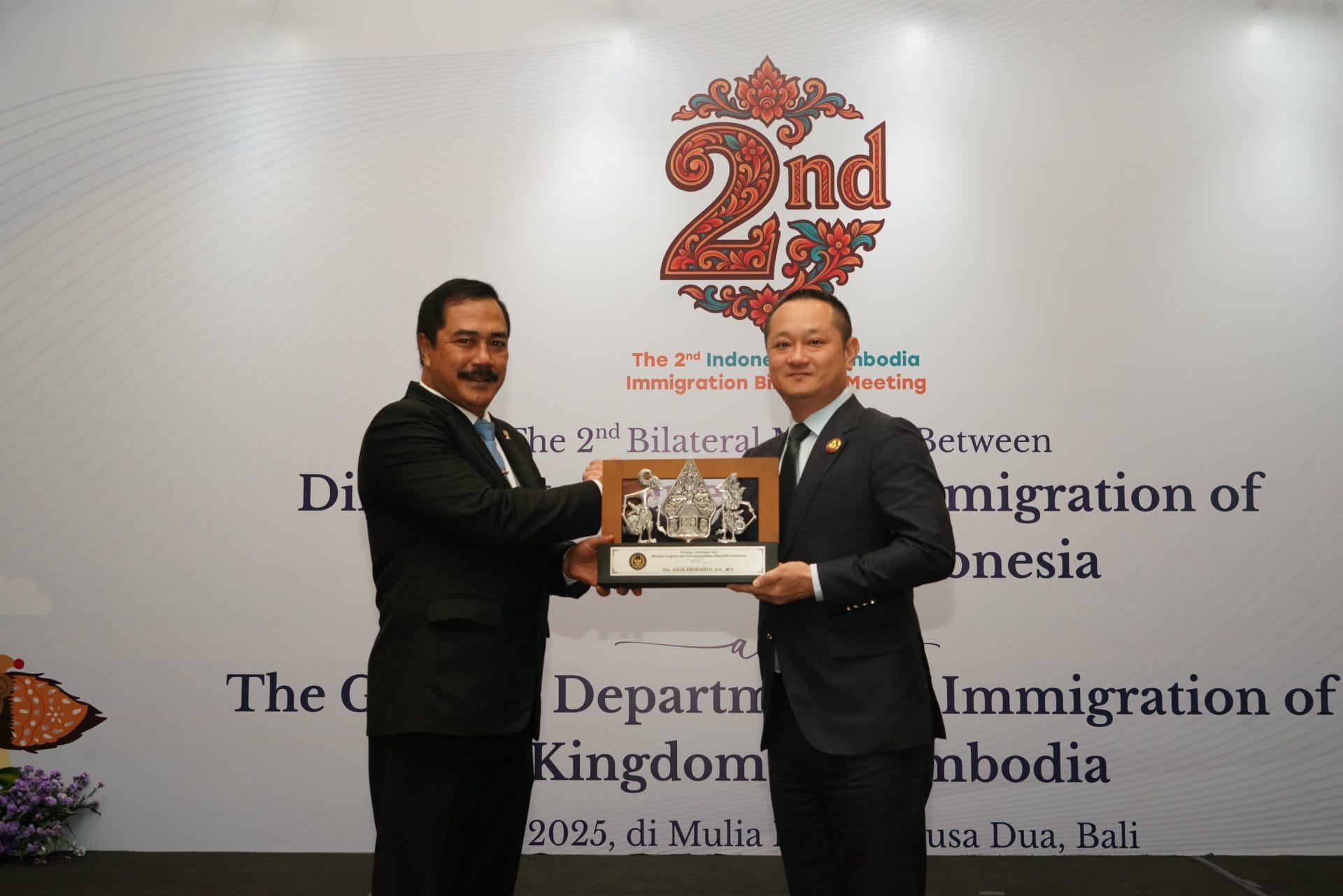 TEKAN TPPO. Pemerintah Indonesia dan Kamboja menandatangani Letter of Intent kerja sama imigrasi di Bali.
