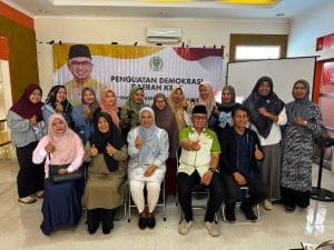 DISKUSI KEBIJAKAN. Fadly Imawan (tengah) berfoto bersama narasumber dan peserta usai membuka diskusi publik bertema Prioritas Kebijakan Publik di Gedung Pertemuan Kelurahan Kuaro, Paser.