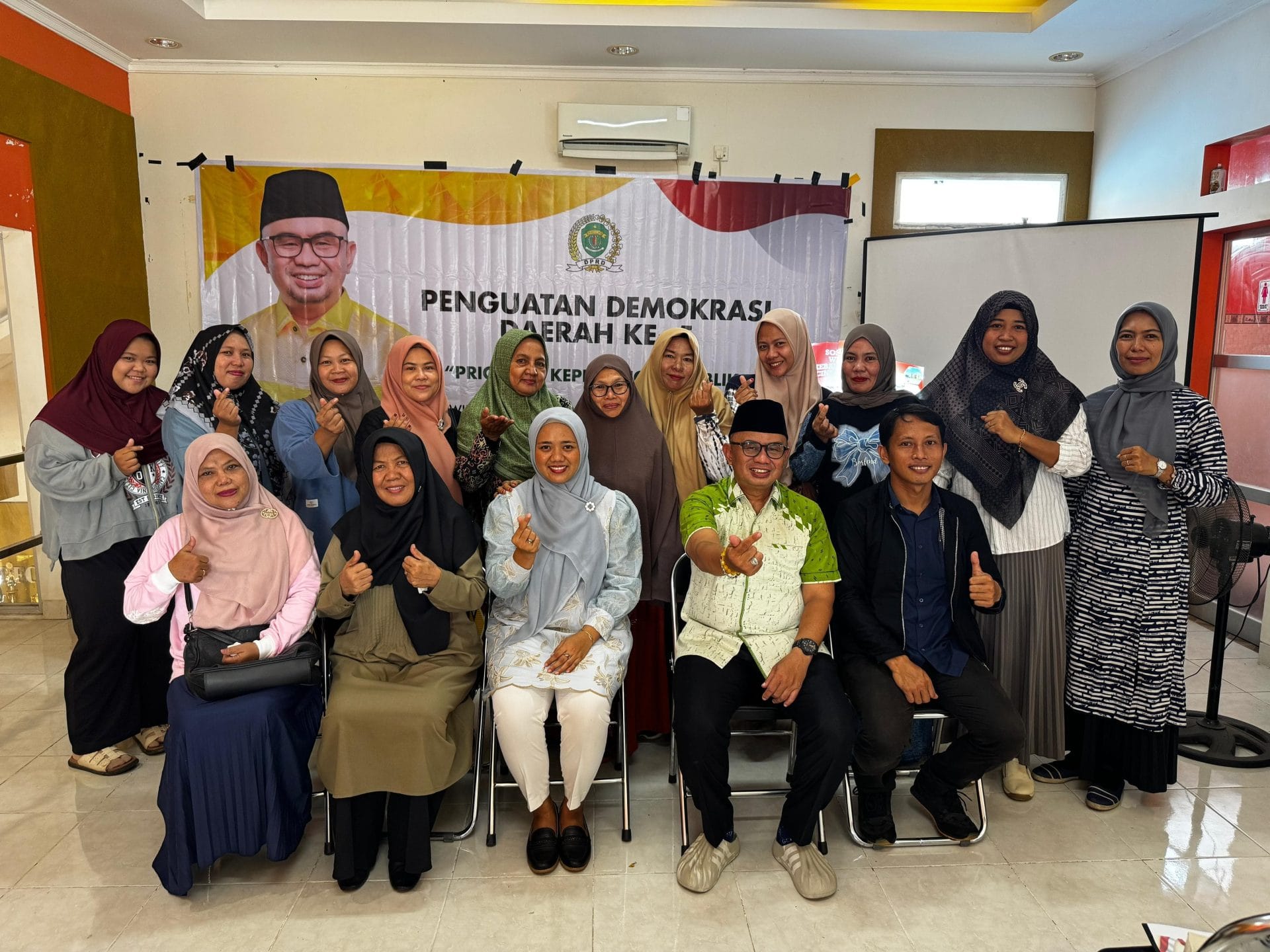 DISKUSI KEBIJAKAN. Fadly Imawan (tengah) berfoto bersama narasumber dan peserta usai membuka diskusi publik bertema Prioritas Kebijakan Publik di Gedung Pertemuan Kelurahan Kuaro, Paser.