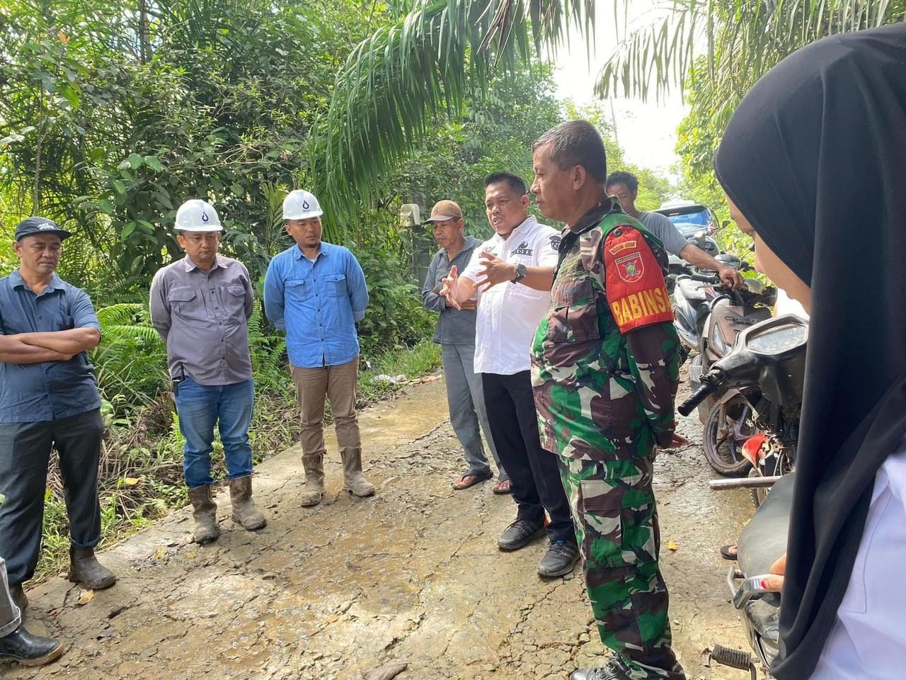 Kepala Desa Batuah, Abdul Rasyid saat melakukan tinjauan warga sekitar terdampak banjir .