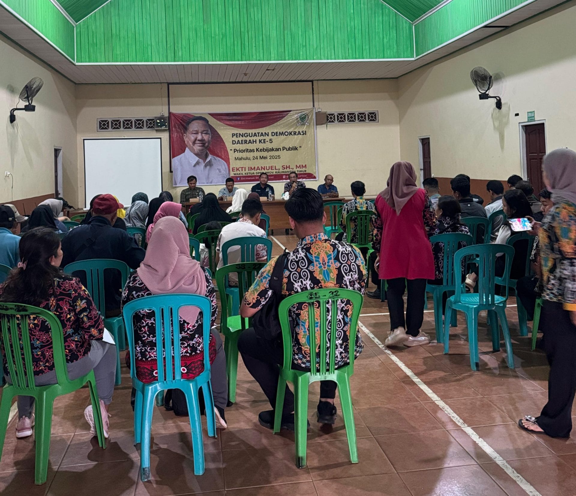 DISKUSI PUBLIK. Anggota DPRD Kaltim Ekti Imanuel berbicara dalam forum Penguatan Demokrasi Daerah di Kampung Batok Kelo, Mahakam Ulu.