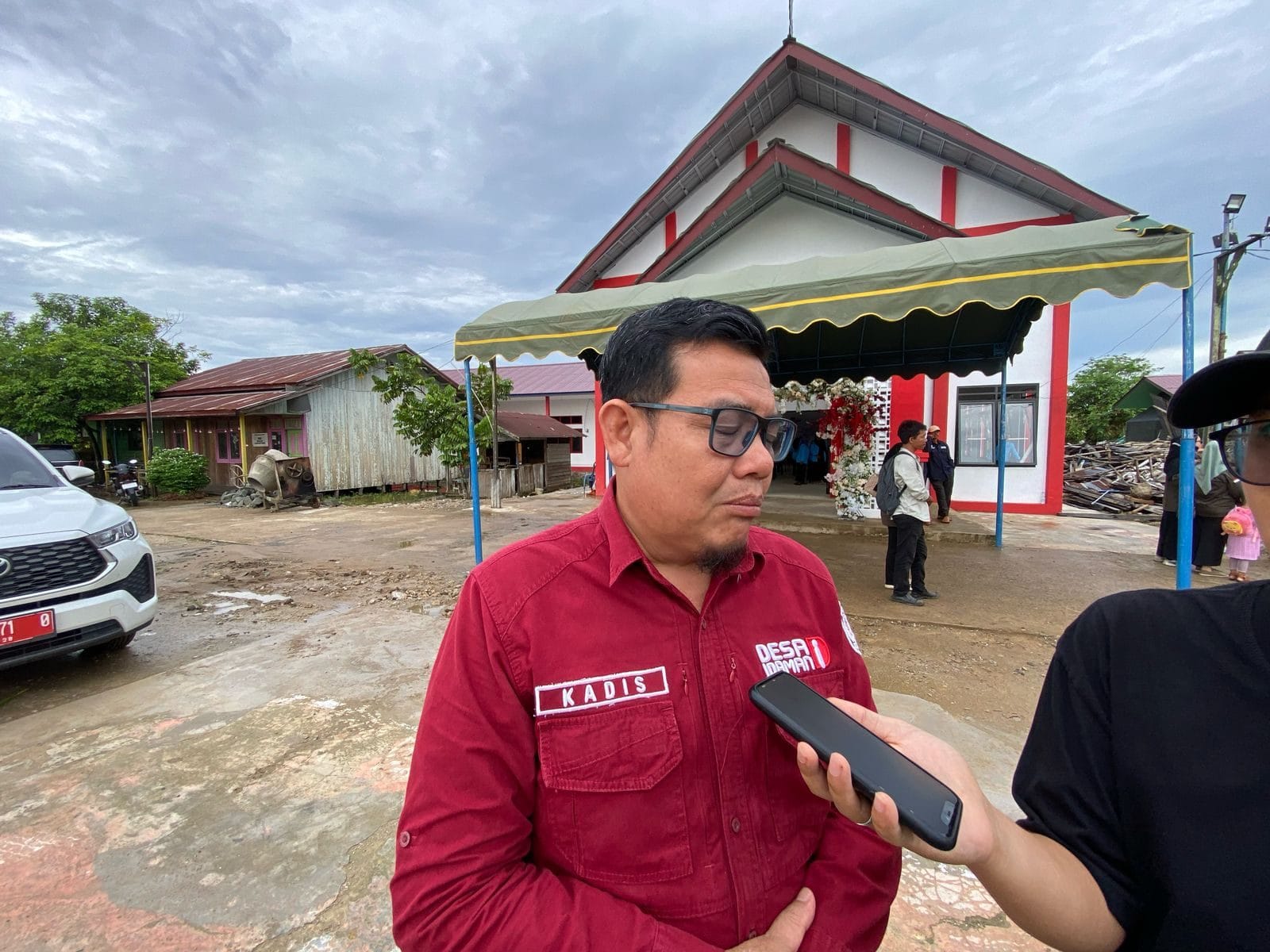 Kepala DPMD Kukar Arianto saat menyampaikan keterangan pers kepada awak media.