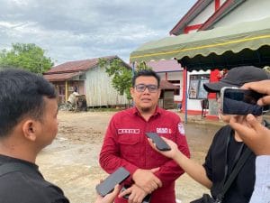 Kepala DPMD Kukar Arianto saat menyampaikan keterangan pers kepada awak media.