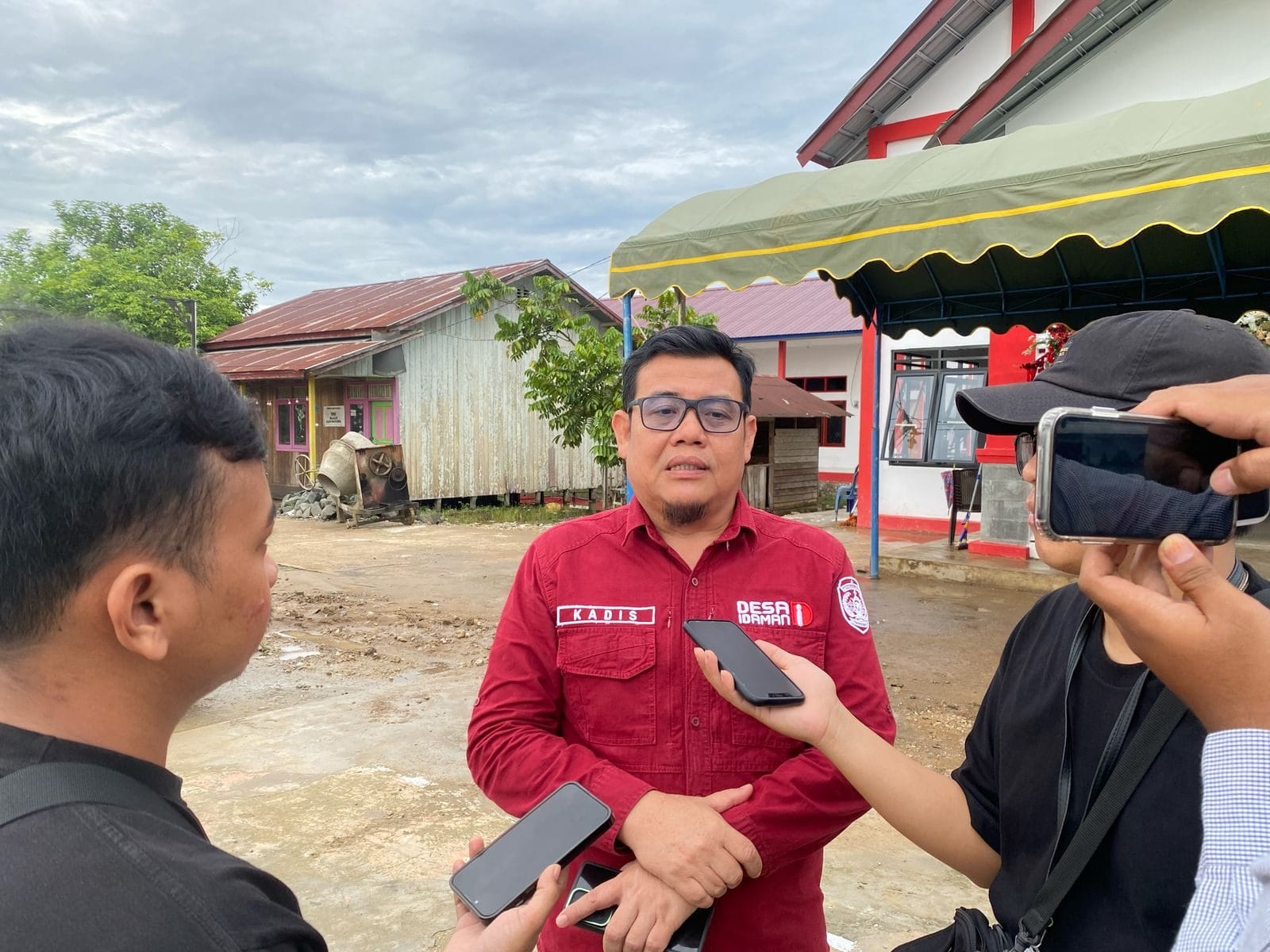 Kepala DPMD Kukar Arianto saat menyampaikan keterangan pers kepada awak media.