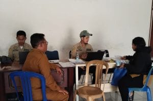 Disdukcapil Kukar Saat Memberikan Pelayanan Kepada Masyarakat.