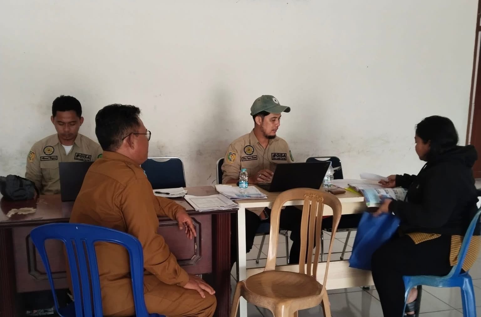 Disdukcapil Kukar Saat Memberikan Pelayanan Kepada Masyarakat.